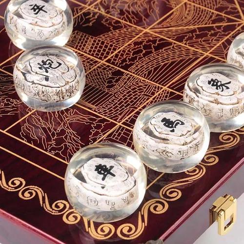 Đông “rượu cần” (bên phải) cùng tang vật 140 bánh heroin tại cơ quan OK9 trang cược thể thao xanh chín nhất châu Á.